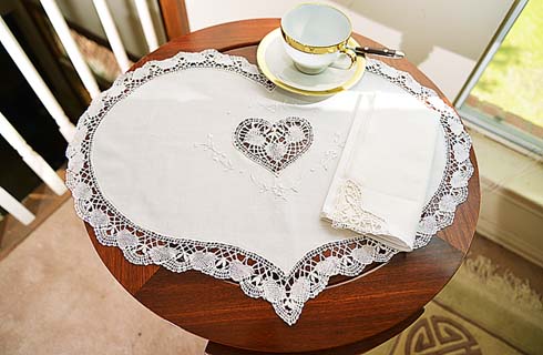 https://store.battenburgfashions.com/images/Heart%20Placemat%20Set%20Cluny%20Lace%2057.jpg